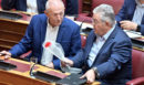 Ο Δημήτρης Κουτσούμπας με κόκκινο γαρύφαλλο στη Βουλή για να τιμήσει τον Σπύρο Χαλβατζή
