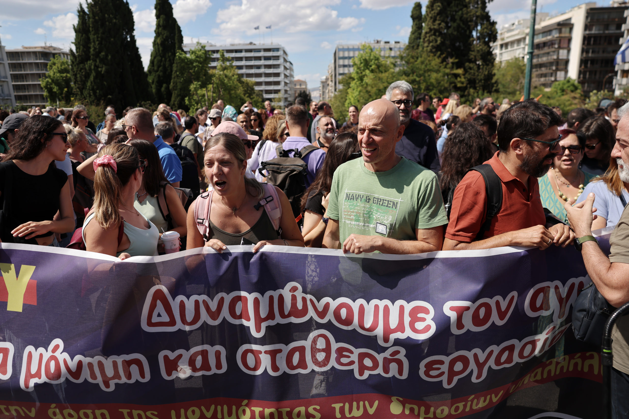 ΑΔΕΔΥ: Συγκέντρωση έξω από τη Βουλή για τη Συνταγματική Αναθεώρηση – ΦΩΤΟ