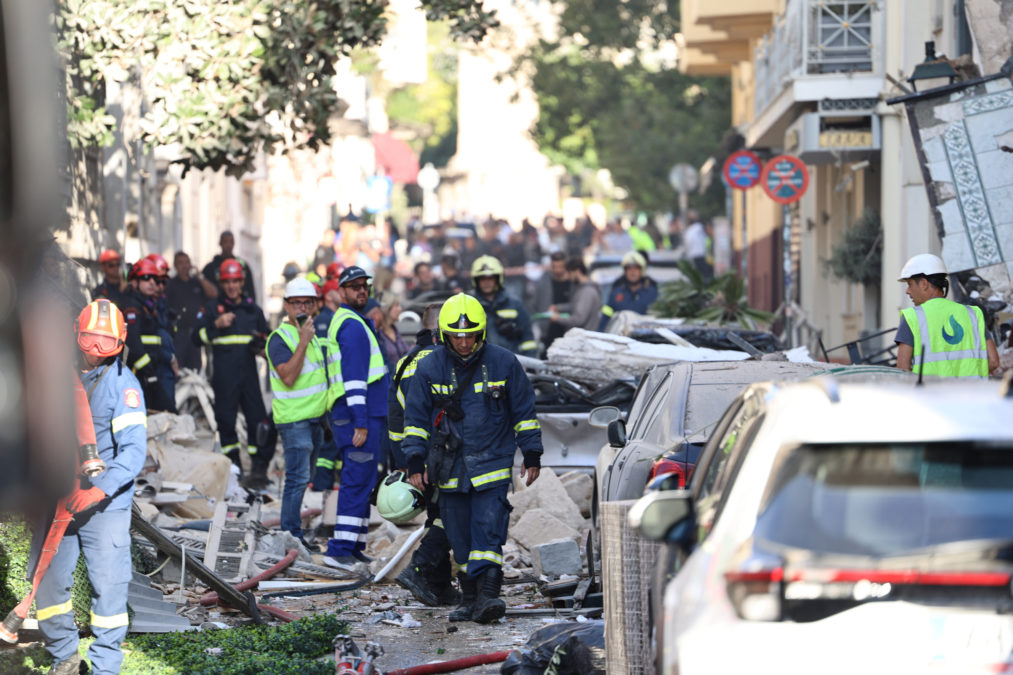 Πλάκα-Μαρτυρίες στο enikos.gr για την έκρηξη: «Το κτίριο κατέρρευσε σαν τραπουλόχαρτο, επηρεάστηκε η ακοή μου» – «Νόμιζα ότι έσκασε βόμβα, έκλαιγα από τον φόβο μου»