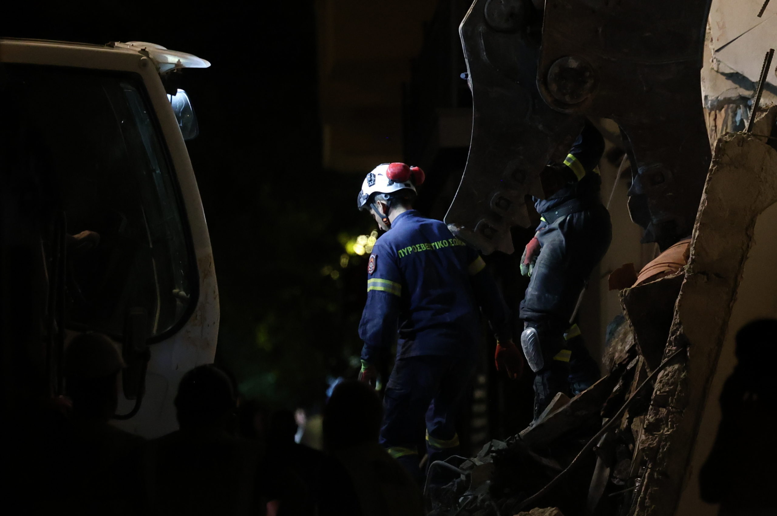Πλάκα: Κανένα ίχνος ζωής στα συντρίμμια, ολονύκτιες έρευνες για τους 6 αγνοούμενους – Τα πιο πιθανά σενάρια – ΒΙΝΤΕΟ