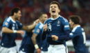Γερμανία – Ελλάδα 0-1: Το πρώτο ιστορικό «διπλό» με σκόρερ τον Κουρμπέλη - Η «μαγική» ντρίπλα του Καρέτσα, ο ανίκητος Τζολάκης και το πάρτι στα αποδυτήρια