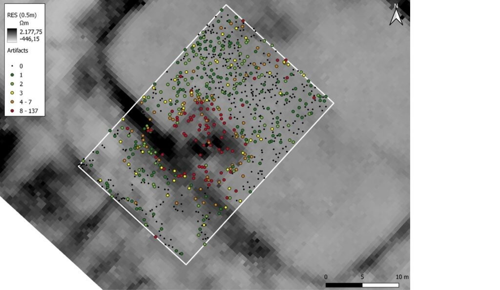 Κατανομή των ευρημάτων σε σωρούς τυφλοπόντικων σε σύγκριση με τα δεδομένα ωμικής ειδικής αντίστασης με χρήση διάταξης 0,5 μέτρων. Κατανομή όλων των ευρημάτων στην κατακόρυφη εικόνα από drone, που επιβλέπει ολόκληρη την τοποθεσία. Πηγή: Verliefden, J., 2026 – Πανεπιστήμιο της Γάνδης