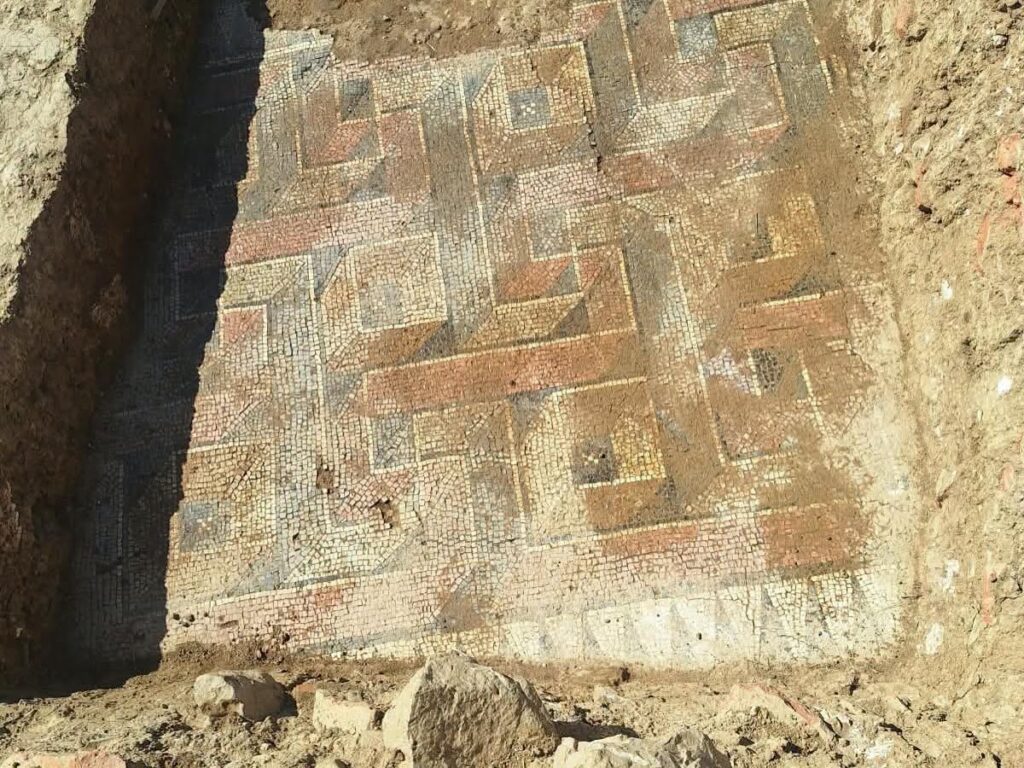 Πολύχρωμο γεωμετρικό ψηφιδωτό δάπεδο που αποκαλύφθηκε κατά τις ανασκαφές του 2026 στο Qesarat της νότιας Αλβανίας. Πηγή: Vjosa – Park Kombëtar / Facebook.