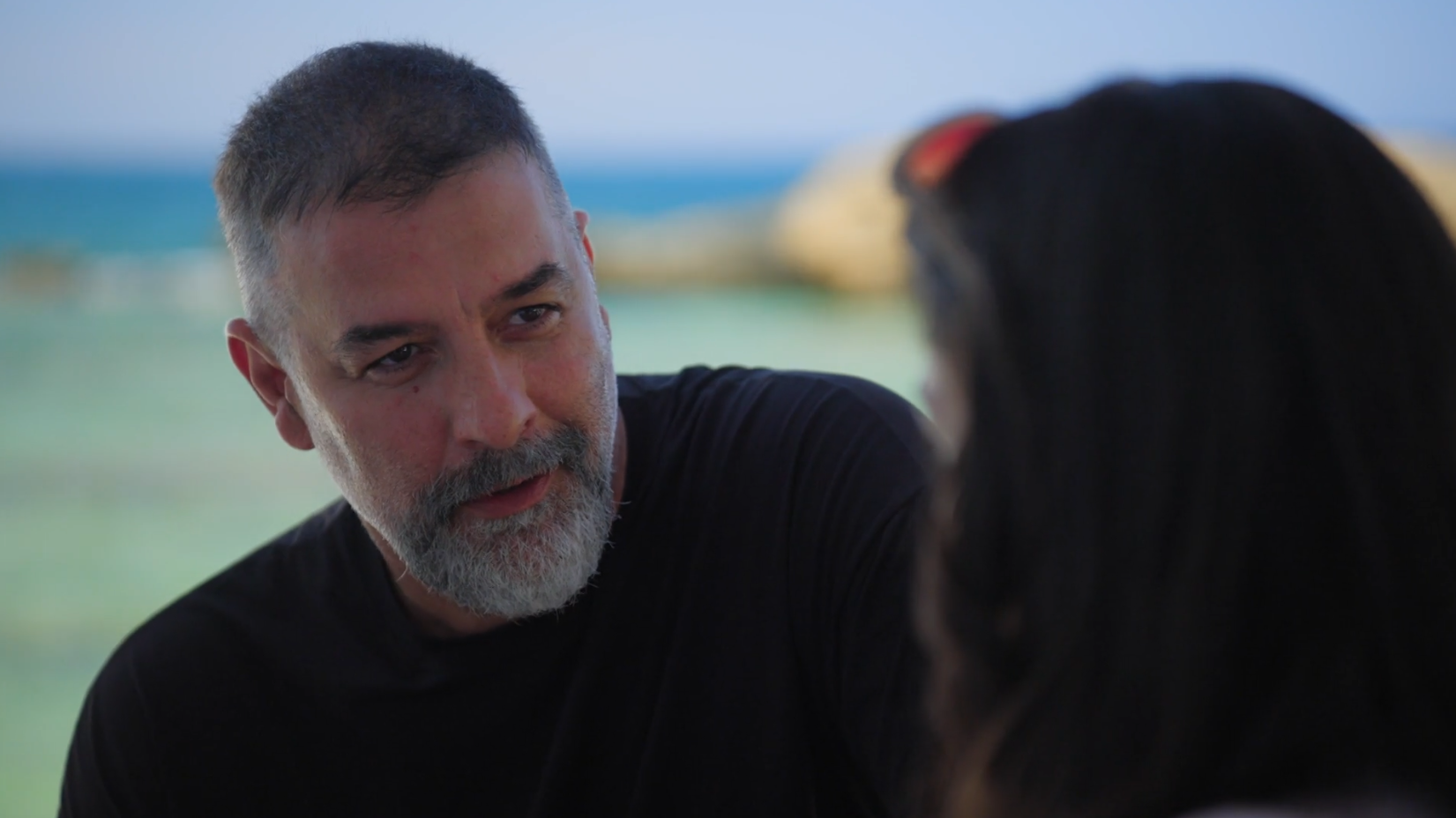 Δύο μαύρα πουκάμισα: Η Μαρκέλλα αναστατώνεται από την παρουσία του Μανούσου