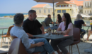 Δυο μαύρα πουκάμισα: Μανούσος, Σήφης και Μαρκέλλα σε μια συνάντηση που τους αλλάζει τη ζωή