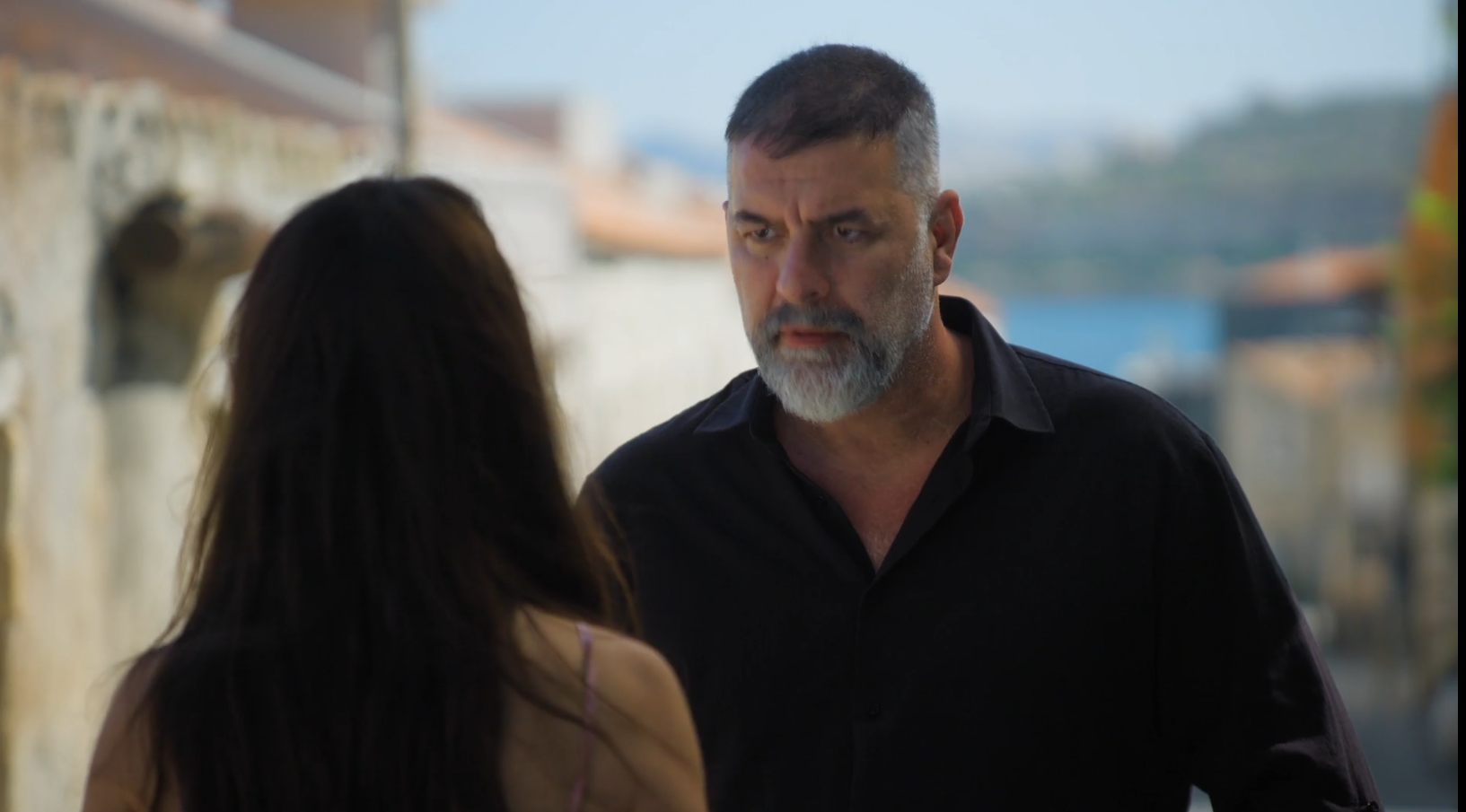 Δύο μαύρα πουκάμισα: Απόψε η μεγάλη πρεμιέρα – Τι θα δούμε στο πρώτο διπλό επεισόδιο