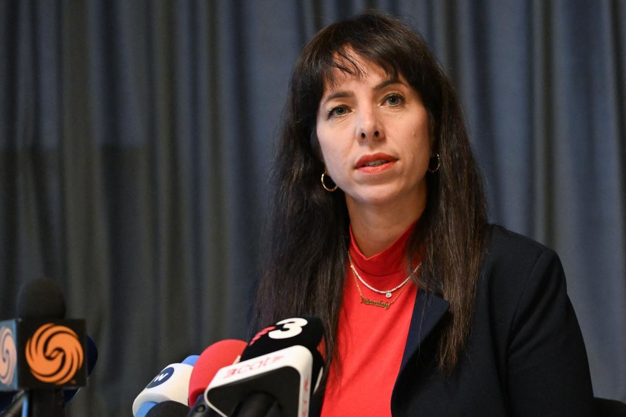 Η Ελίφ Εράλπ, επικεφαλής του ψηφοδελτίου της Αριστεράς (Die Linke) στο Βερολίνο, κατά τη διάρκεια συνέντευξης Τύπου ενόψει των κρατιδιακών εκλογών, στις 11 Σεπτεμβρίου 2026. Φωτογραφία: AFP