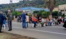 Ηράκλειο: Διαμαρτυρία κατοίκων για την προσωρινή δομή φιλοξενίας μεταναστών - Έκλεισαν τον δρόμο με καρέκλες - ΦΩΤΟ