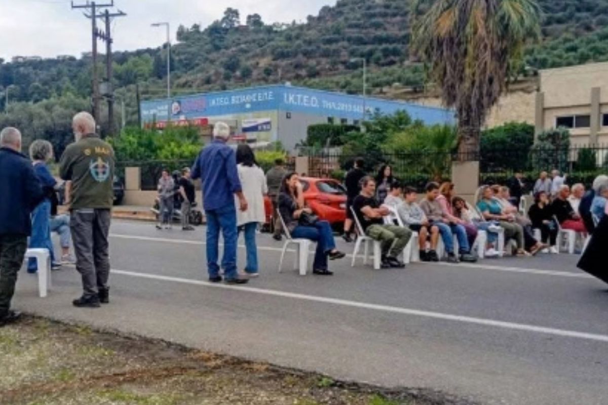 Ηράκλειο: Διαμαρτυρία κατοίκων για την προσωρινή δομή φιλοξενίας μεταναστών – Έκλεισαν τον δρόμο με καρέκλες – ΦΩΤΟ