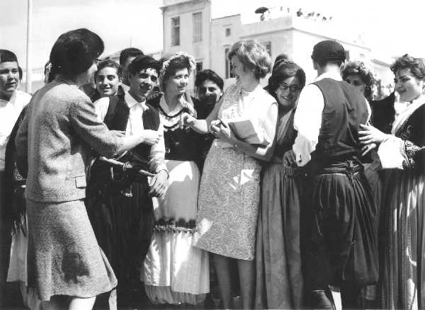 Η Μαργαρίτα Παπανδρέου κατά τη διάρκεια προεκλογικής περιοδίας στο Ηράκλειο Κρήτης, 1964