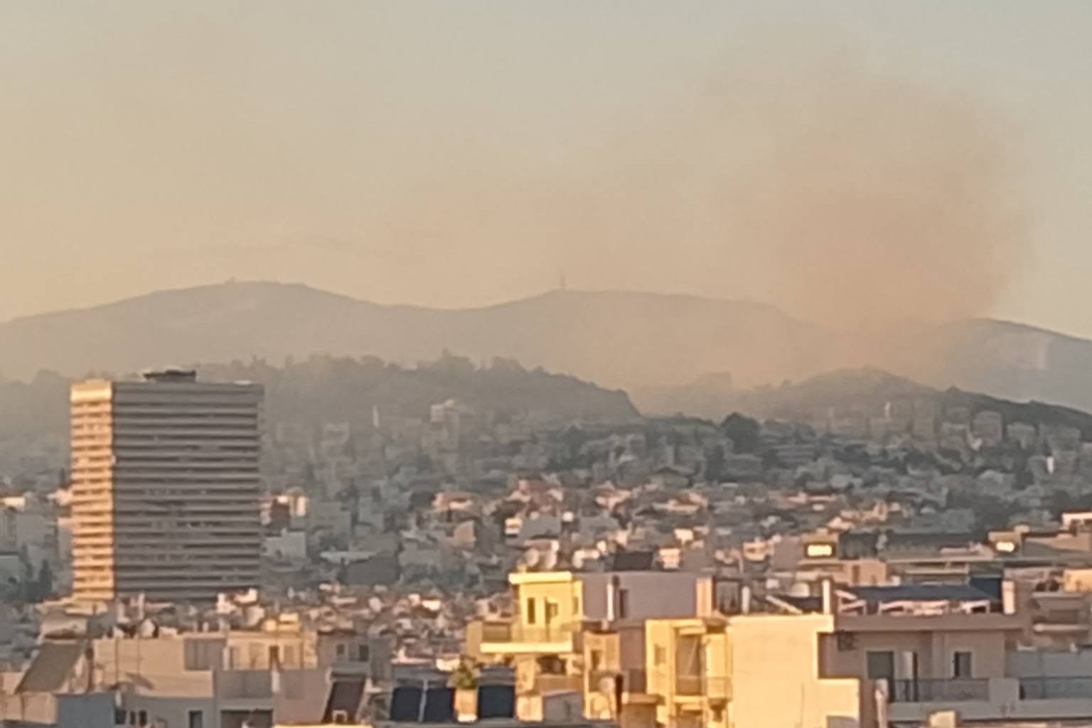 Φωτιά, Άλσος Γαλατσίου. Έτσι φαίνεται από το Ψυχικό