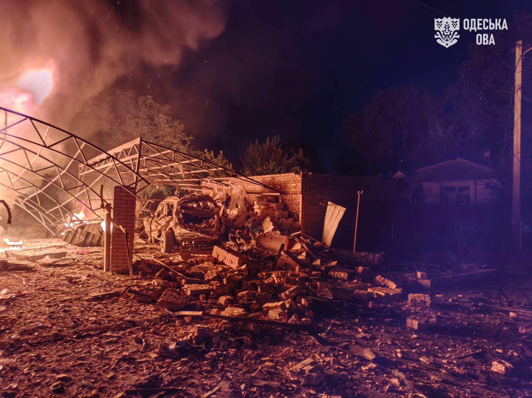 Κατεστραμμένο κτίριο και όχημα στις φλόγες μετά το ρωσικό πλήγμα στην περιφέρεια της Οδησσού. Πηγή: Στρατιωτική Διοίκηση Περιφέρειας Οδησσού