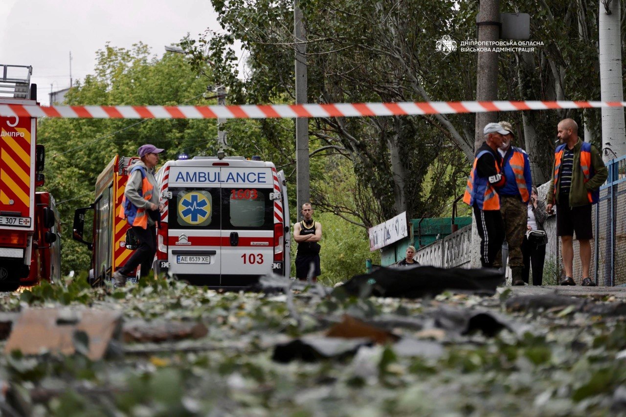 Διασώστες και ασθενοφόρα στο σημείο ρωσικής επίθεσης στην περιφέρεια Ντνιπροπετρόφσκ, όπου καταγράφηκαν νεκρός και τραυματίες. Πηγή: Στρατιωτική Διοίκηση Περιφέρειας Ντνιπροπετρόφσκ