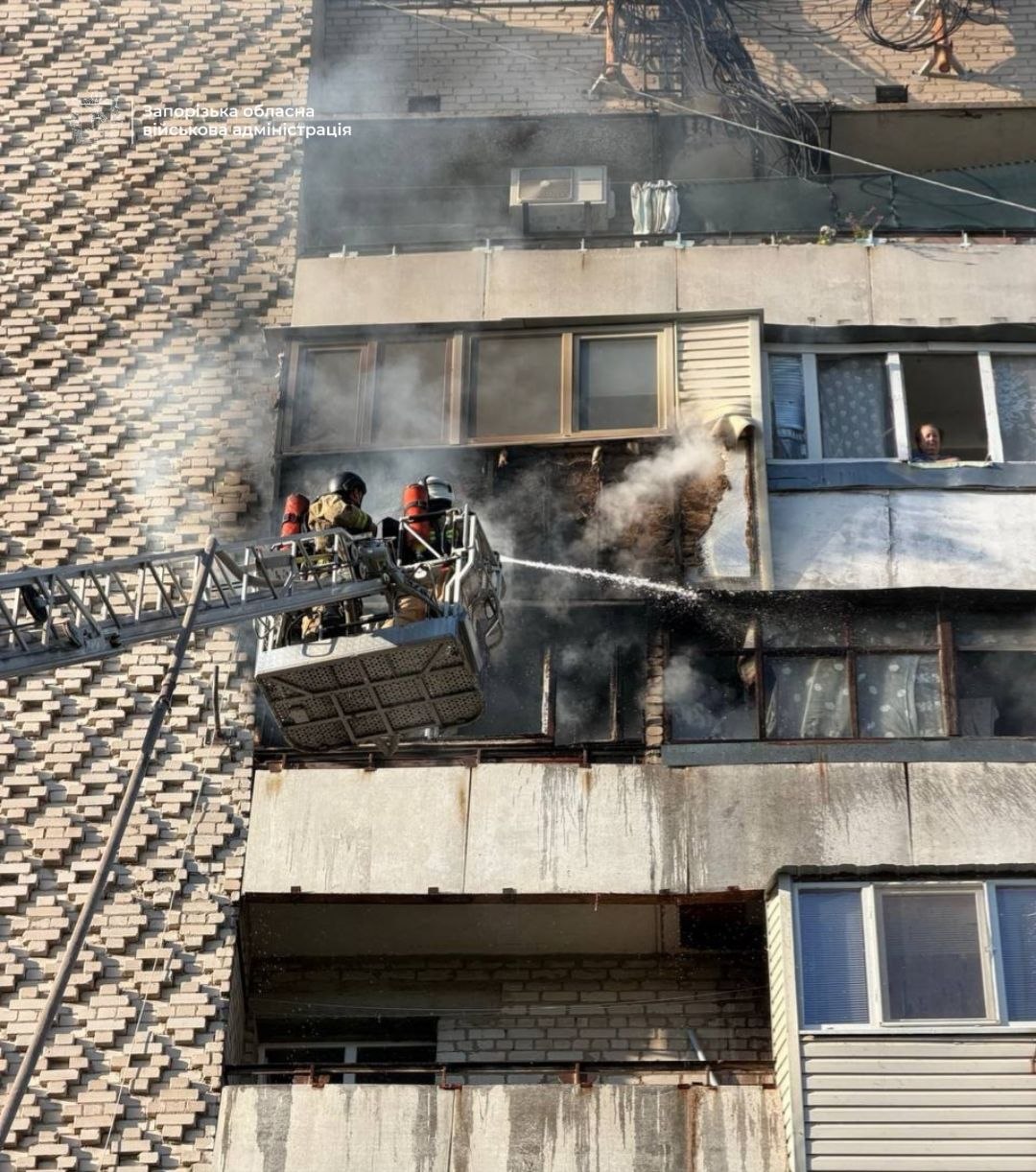 Πυροσβέστες επιχειρούν σε πολυκατοικία στη Ζαπορίζια μετά από ρωσικό πλήγμα με drone, στις 9 Σεπτεμβρίου 2026. Από την επίθεση τραυματίστηκε ένας 39χρονος άνδρας, ενώ ξέσπασε φωτιά σε διαμέρισμα του 7ου ορόφου. Φωτογραφία: Περιφερειακή Στρατιωτική Διοίκηση Ζαπορίζια / Telegram