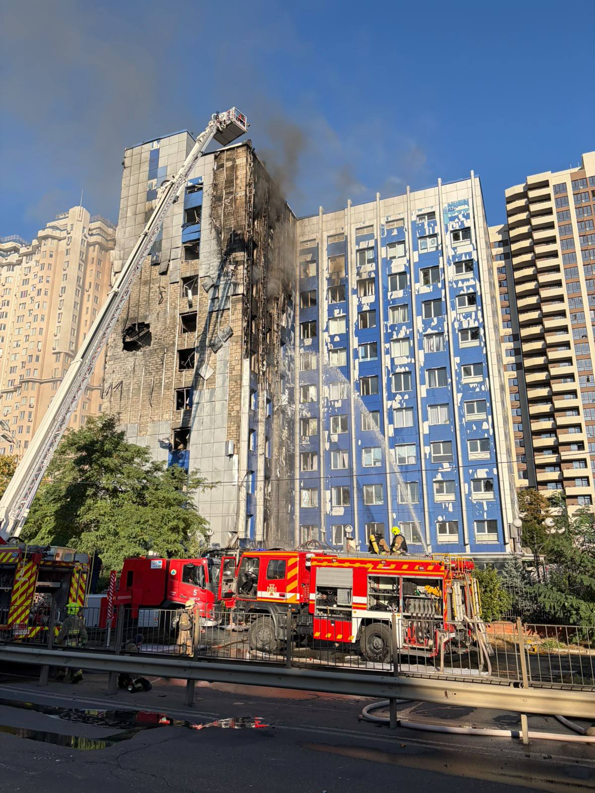 Πυροσβέστες επιχειρούν σε διοικητικό κτίριο στο κέντρο της Οδησσού, η πρόσοψη του οποίου έχει υποστεί εκτεταμένες καταστροφές από τα ρωσικά πλήγματα. Πηγή: Όλεχ Κίπερ / Telegram