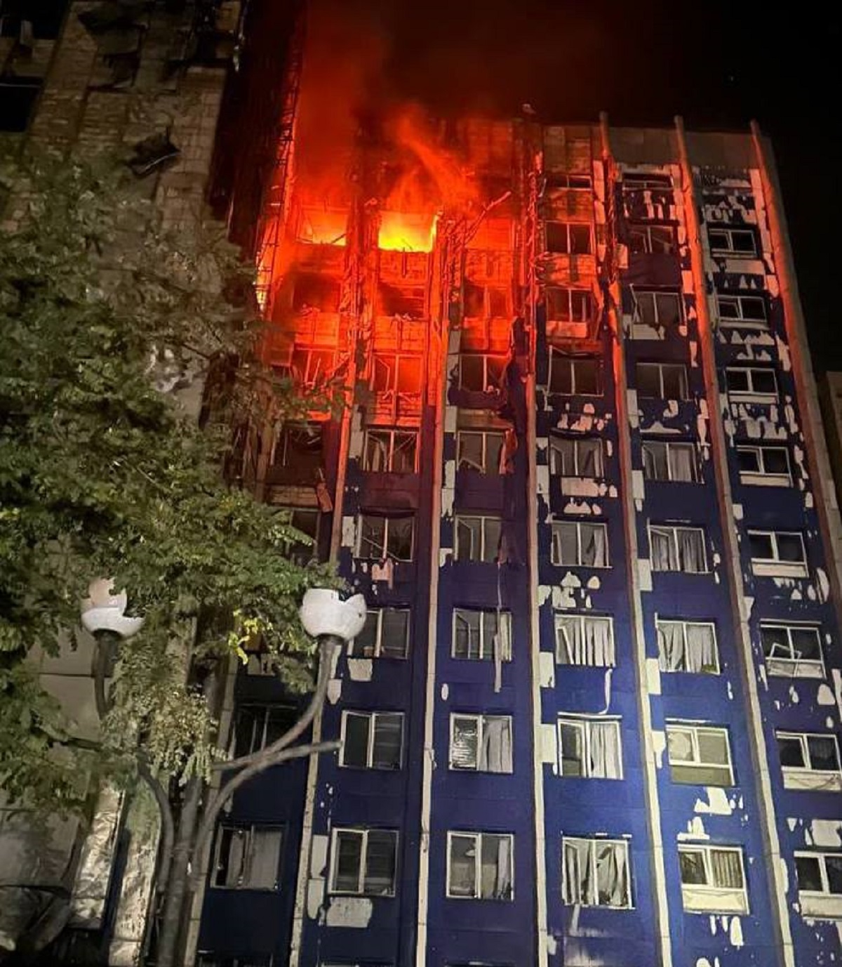Φλόγες ξεπηδούν από τους ανώτερους ορόφους διοικητικού κτιρίου στην Οδησσό, κατά τη διάρκεια της νύχτας. Σύμφωνα με τον περιφερειάρχη Όλεχ Κίπερ, το κτίριο δέχθηκε νέο ρωσικό πλήγμα, ενώ από τις επιθέσεις στην περιοχή τραυματίστηκαν 11 άνθρωποι. Πηγή: Όλεχ Κίπερ / Telegram