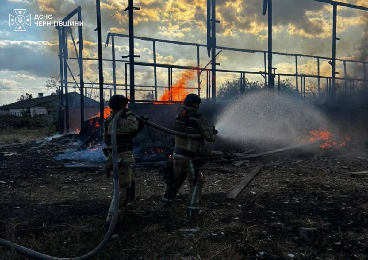 Πυροσβέστες επιχειρούν σε αγροτική επιχείρηση στη Σεμενίβκα, στην περιφέρεια Τσερνίχιβ, μετά από ρωσικό πλήγμα. Πηγή: Βιατσεσλάβ Τσάους / Telegram
