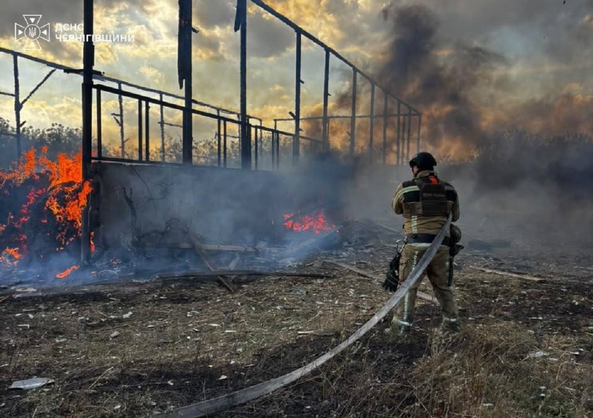 Φλόγες και πυκνοί καπνοί σε εγκαταστάσεις αγροτικής επιχείρησης στη Σεμενίβκα έπειτα από ρωσική επίθεση. Πηγή: Βιατσεσλάβ Τσάους / Telegram