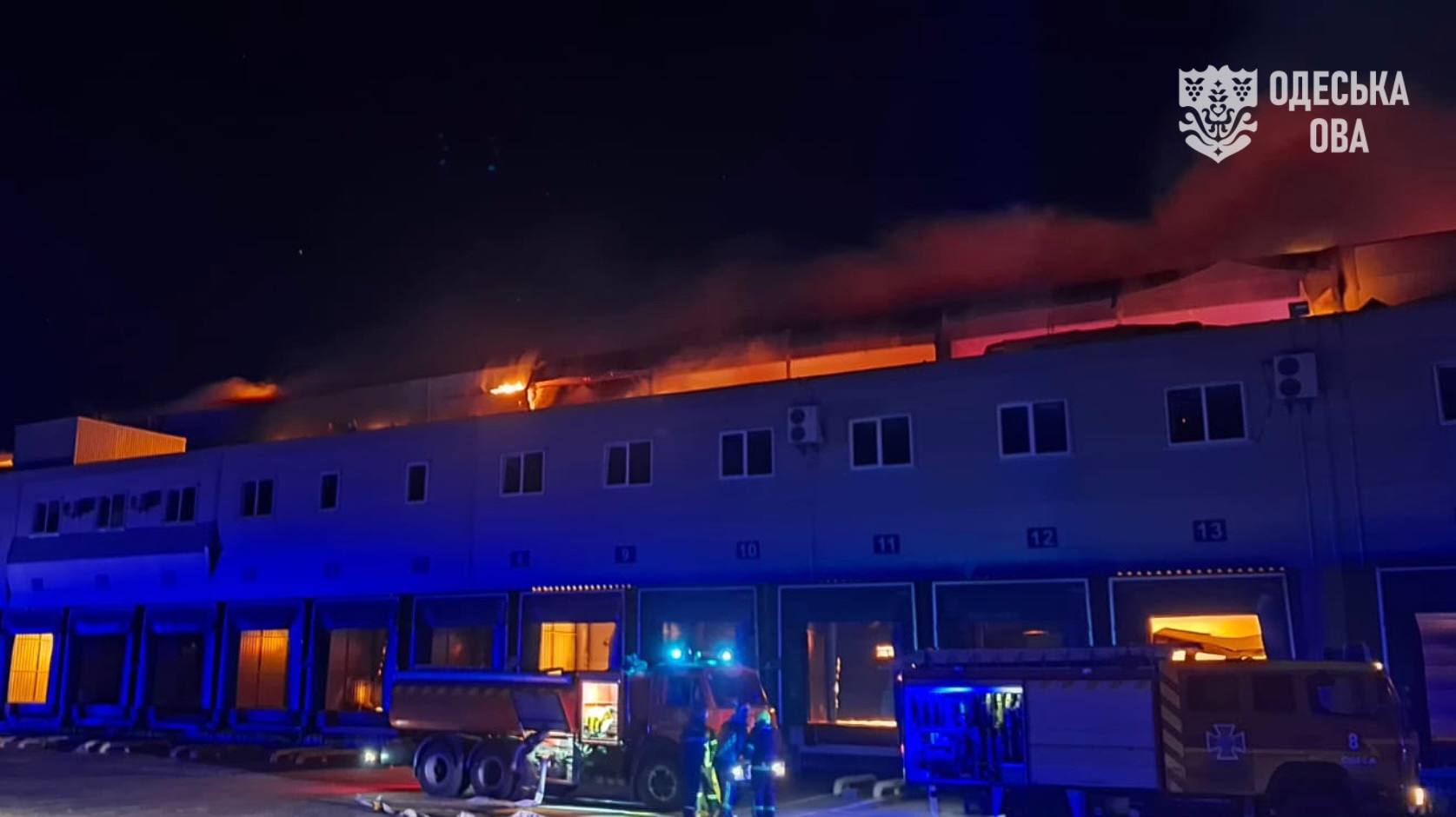 Φωτιά σε εγκαταστάσεις αποθηκών στην περιφέρεια της Οδησσού έπειτα από ρωσική επίθεση, με πυροσβεστικά οχήματα στο σημείο. Πηγή: Όλεχ Κίπερ / Telegram