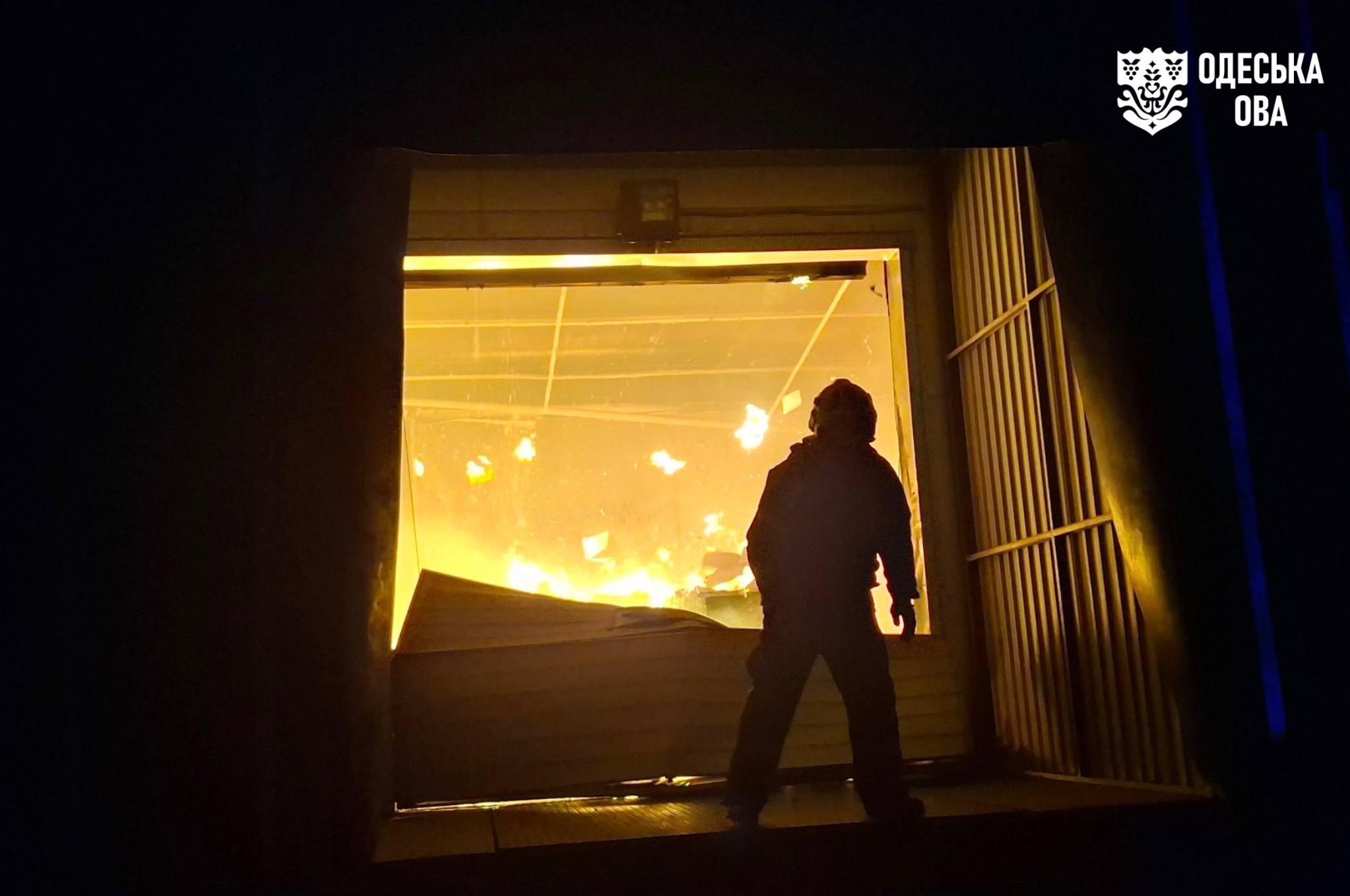 Πυροσβέστης μπροστά στις φλόγες σε αποθηκευτικό χώρο που επλήγη από ρωσική επίθεση στην περιφέρεια της Οδησσού. Πηγή: Όλεχ Κίπερ / Telegram