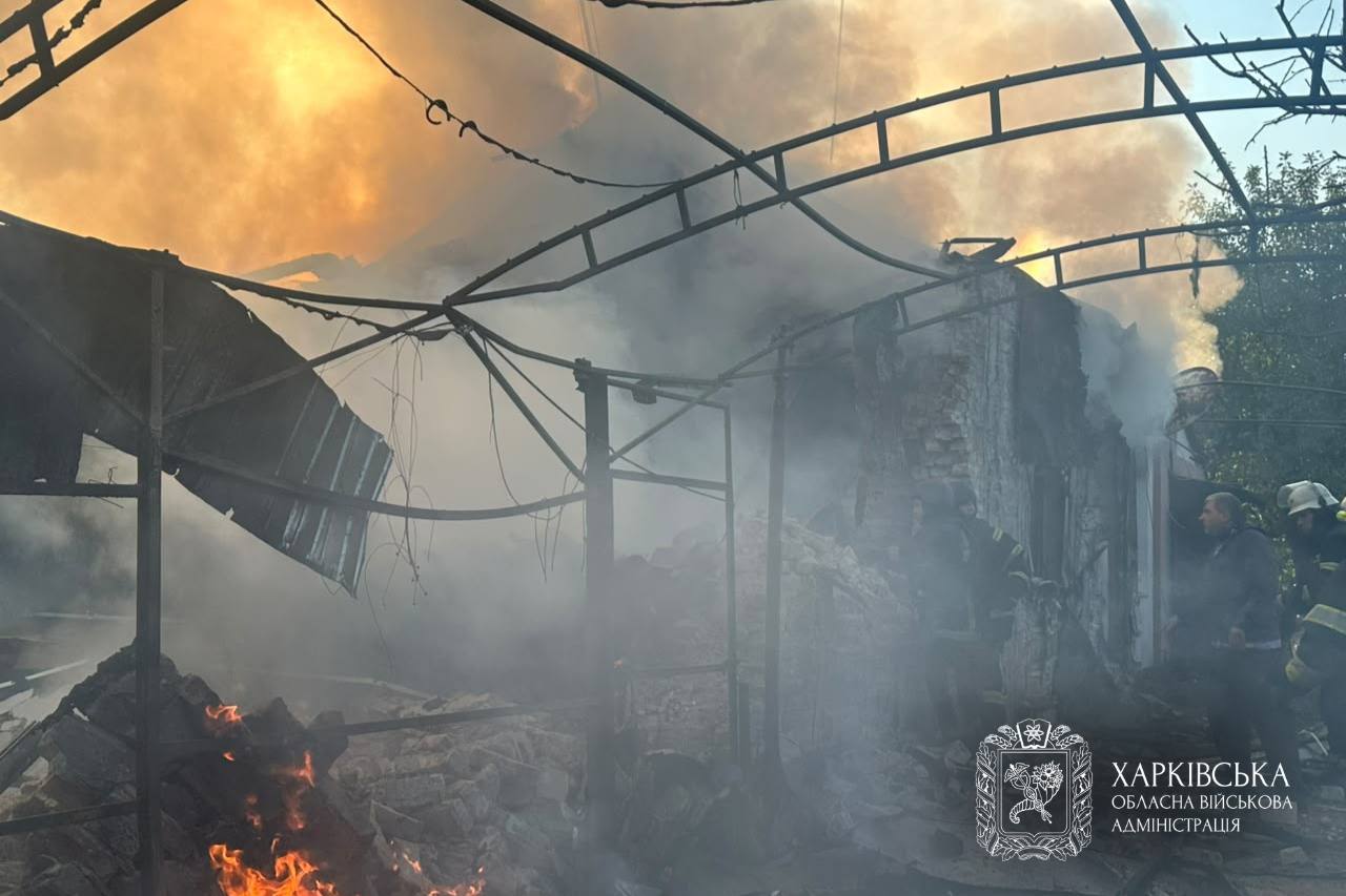 Πυροσβέστες επιχειρούν ανάμεσα στα συντρίμμια κτιρίου μετά από ρωσικό πλήγμα στην περιφέρεια του Χαρκόβου. Πηγή: Όλεχ Σινιεχούμποφ / Telegram