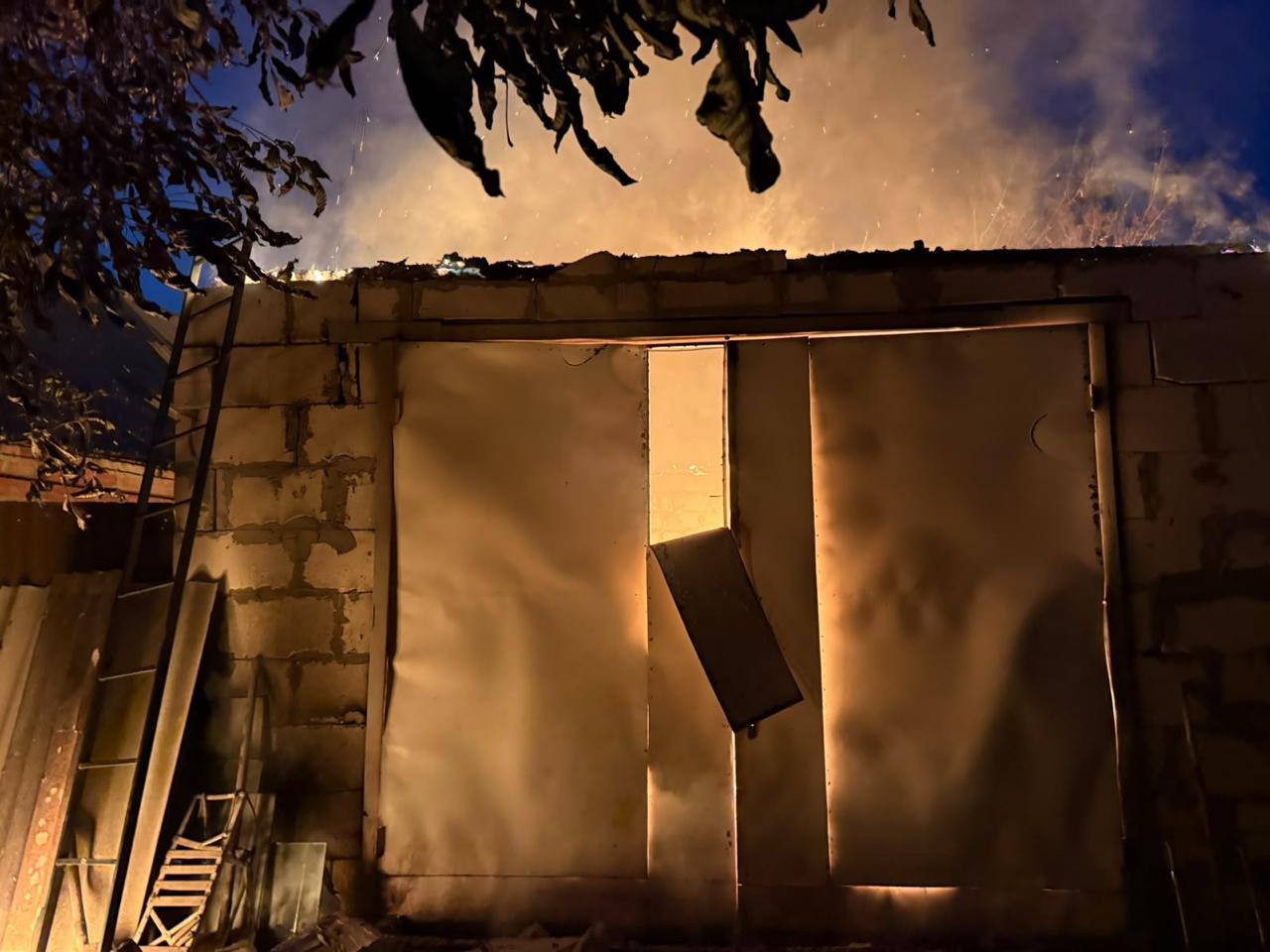 Φλόγες έχουν τυλίξει κτίριο μετά από ρωσική επίθεση στην περιφέρεια του Χαρκόβου. Πηγή: Όλεχ Σινιεχούμποφ / Telegram