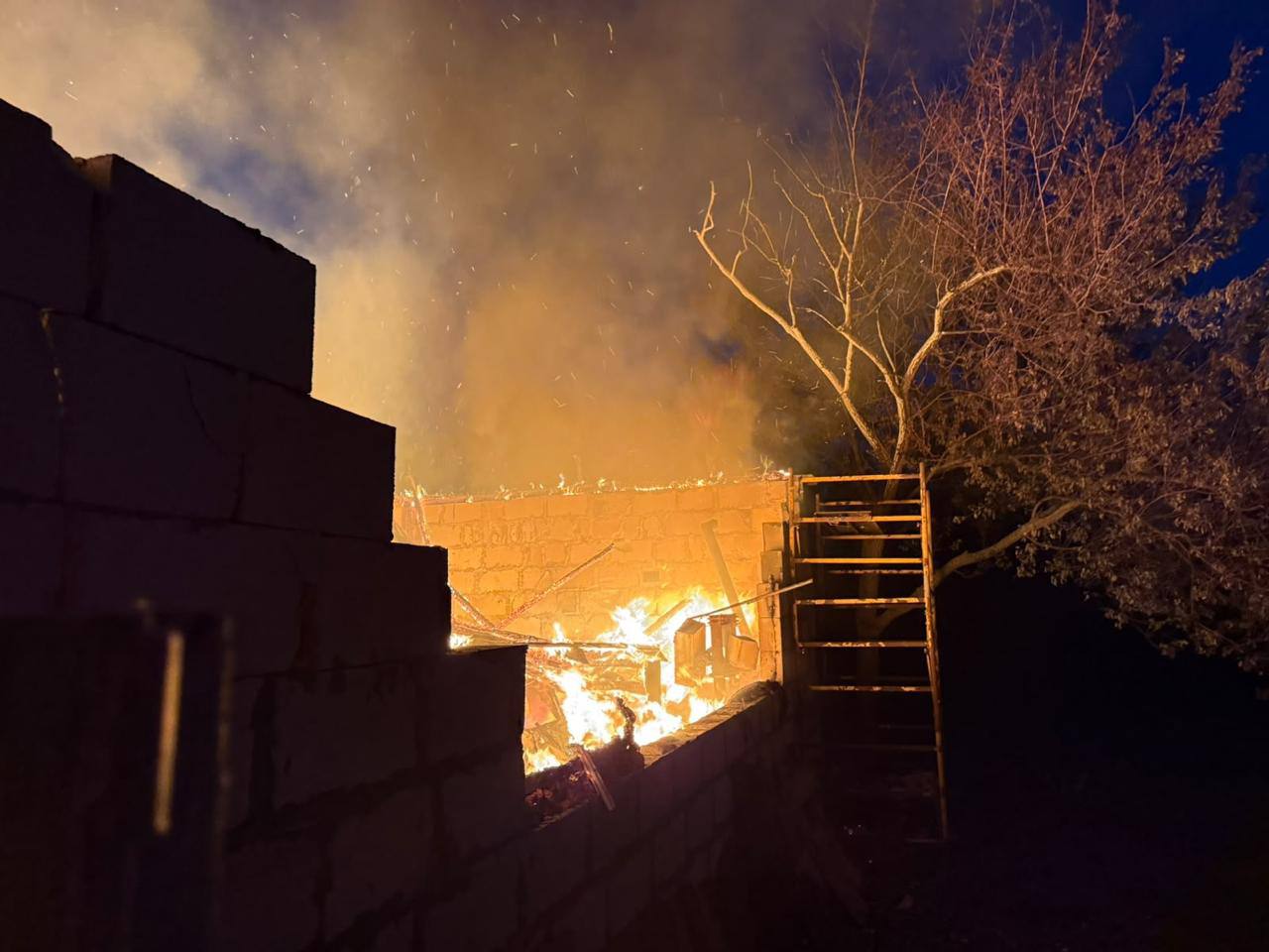 Πυρκαγιά σε κτίριο έπειτα από ρωσικό πλήγμα σε περιοχή του Χαρκόβου. Πηγή: Όλεχ Σινιεχούμποφ / Telegram