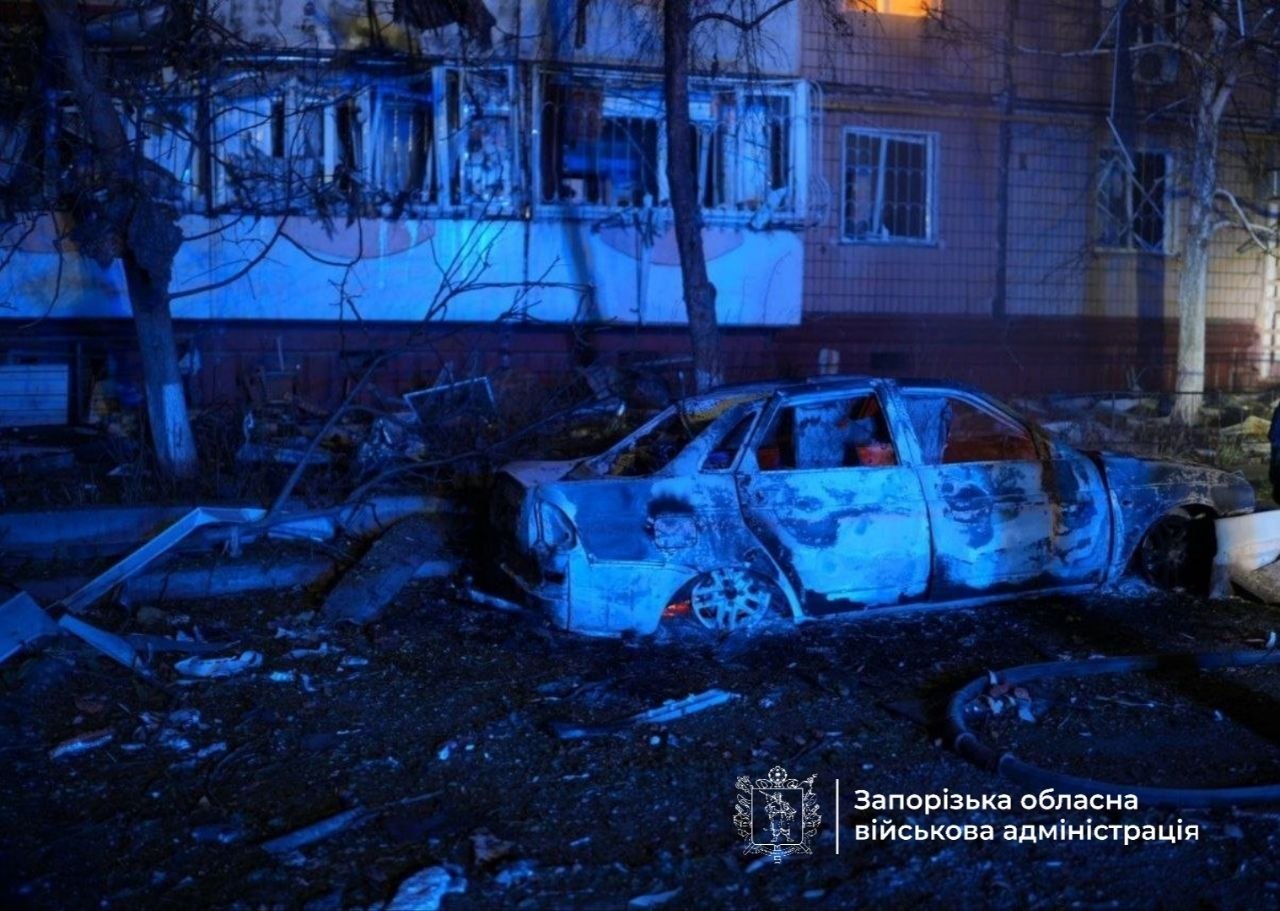 Κατεστραμμένο αυτοκίνητο και ζημιές σε κατοικίες έπειτα από ρωσική επίθεση στη Ζαπορίζια. Πηγή: Ιβάν Φεντόροφ / Telegram