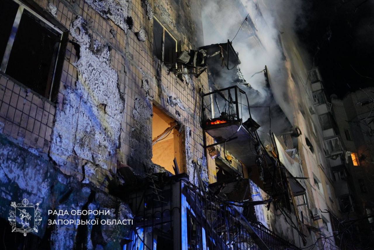 Σοβαρές ζημιές και καπνοί σε πολυκατοικία στη Ζαπορίζια έπειτα από ρωσικό πλήγμα. Πηγή: Ιβάν Φεντόροφ / Telegram