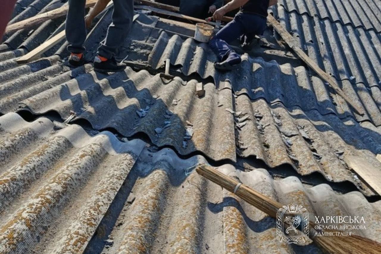 Ζημιές στη στέγη κατοικίας στην περιφέρεια του Χαρκόβου έπειτα από ρωσική επίθεση. Πηγή: Όλεχ Σινιεχούμποφ / Telegram