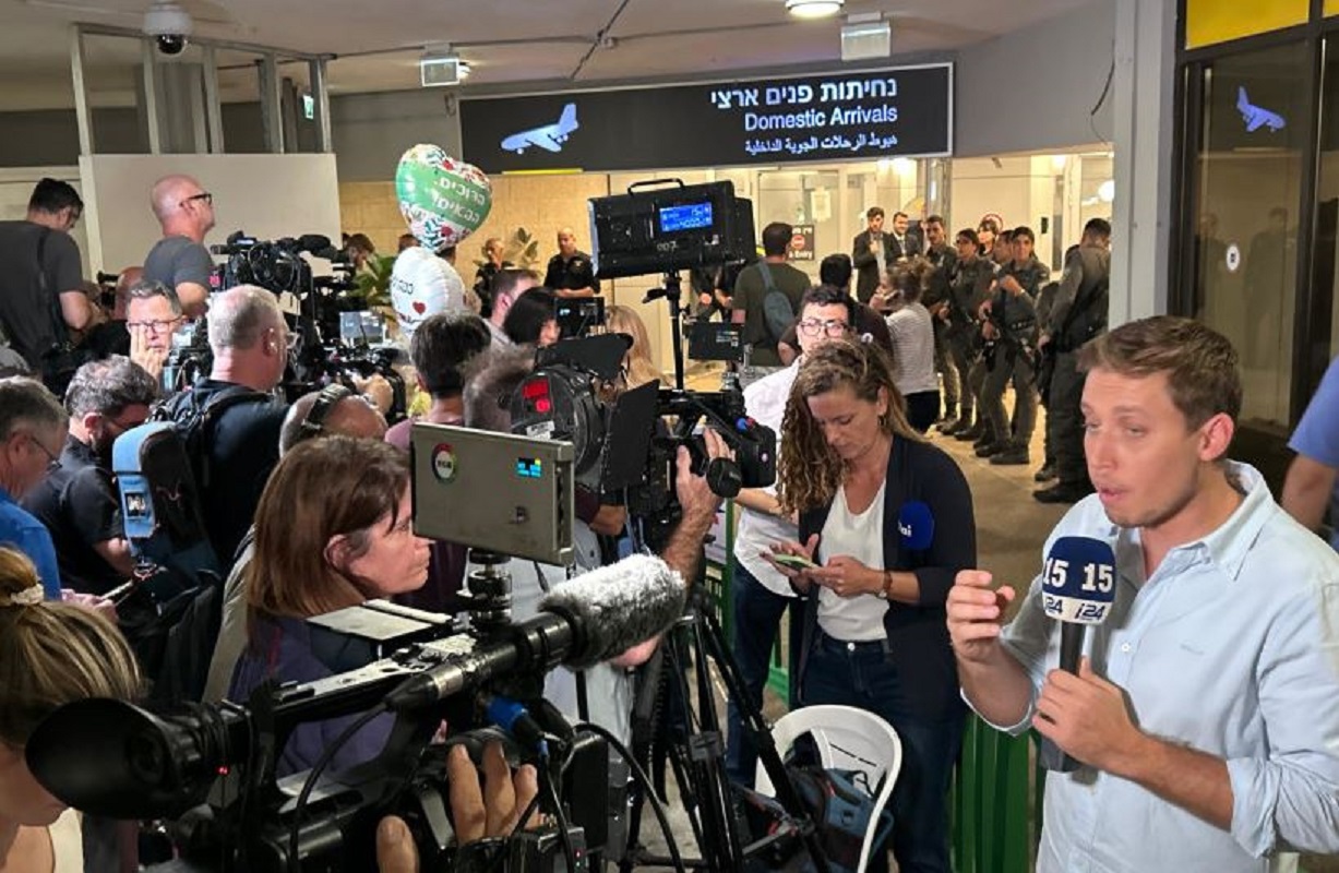 Δημοσιογράφοι και τηλεοπτικά συνεργεία περιμένουν την άφιξη των επιβατών της πτήσης FZ1073 της Flydubai στο Ισραήλ, στις 30 Σεπτεμβρίου 2026. (The Jerusalem Post)