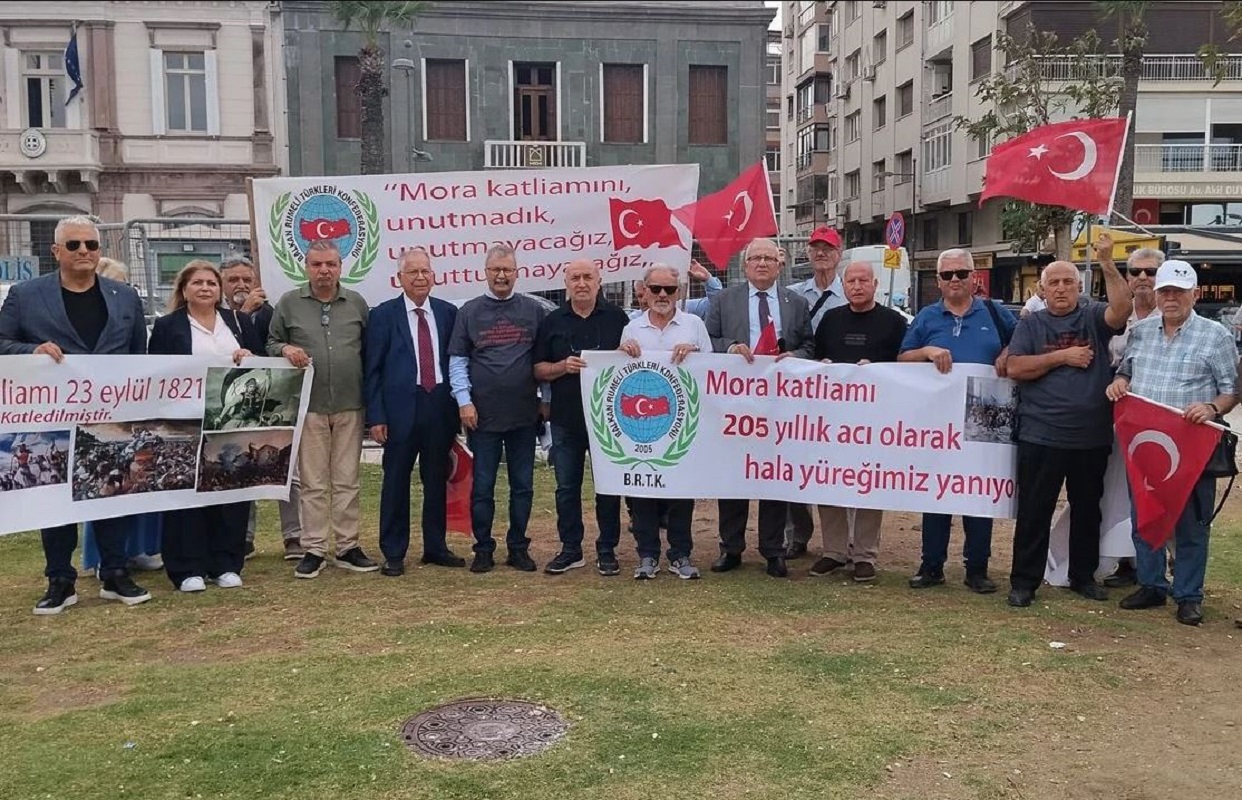 Πρόκληση του τουρκικού ΥΠΕΞ για Τριπολιτσά: Μιλά για «συστηματικές σφαγές» – Διαμαρτυρία κοντά στο ελληνικό προξενείο στη Σμύρνη