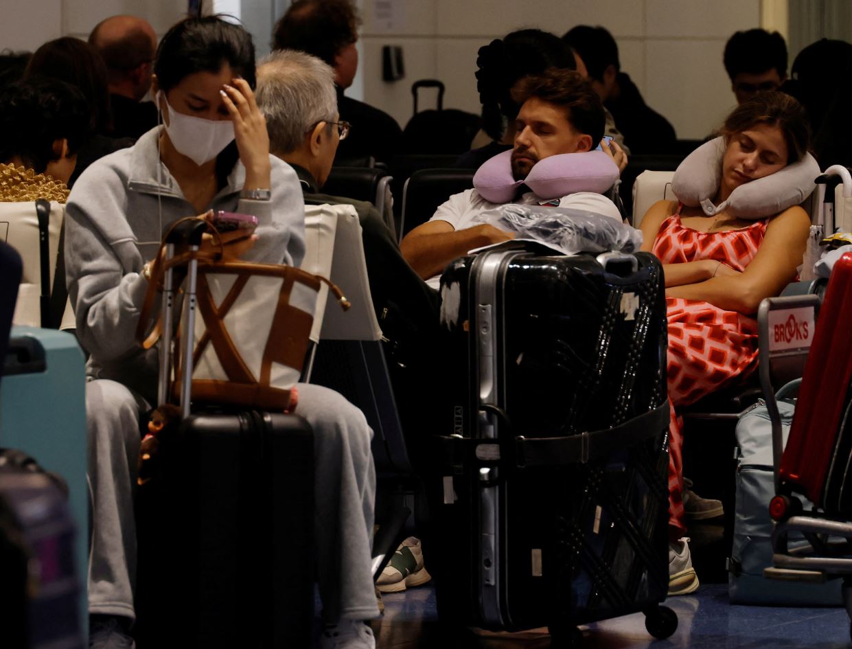 πιβάτες περιμένουν ενημέρωση για τις πτήσεις τους στο αεροδρόμιο Χανέντα του Τόκιο, καθώς ο τυφώνας Ντουζουάν προκάλεσε εκατοντάδες ακυρώσεις. Πηγή: Reuters