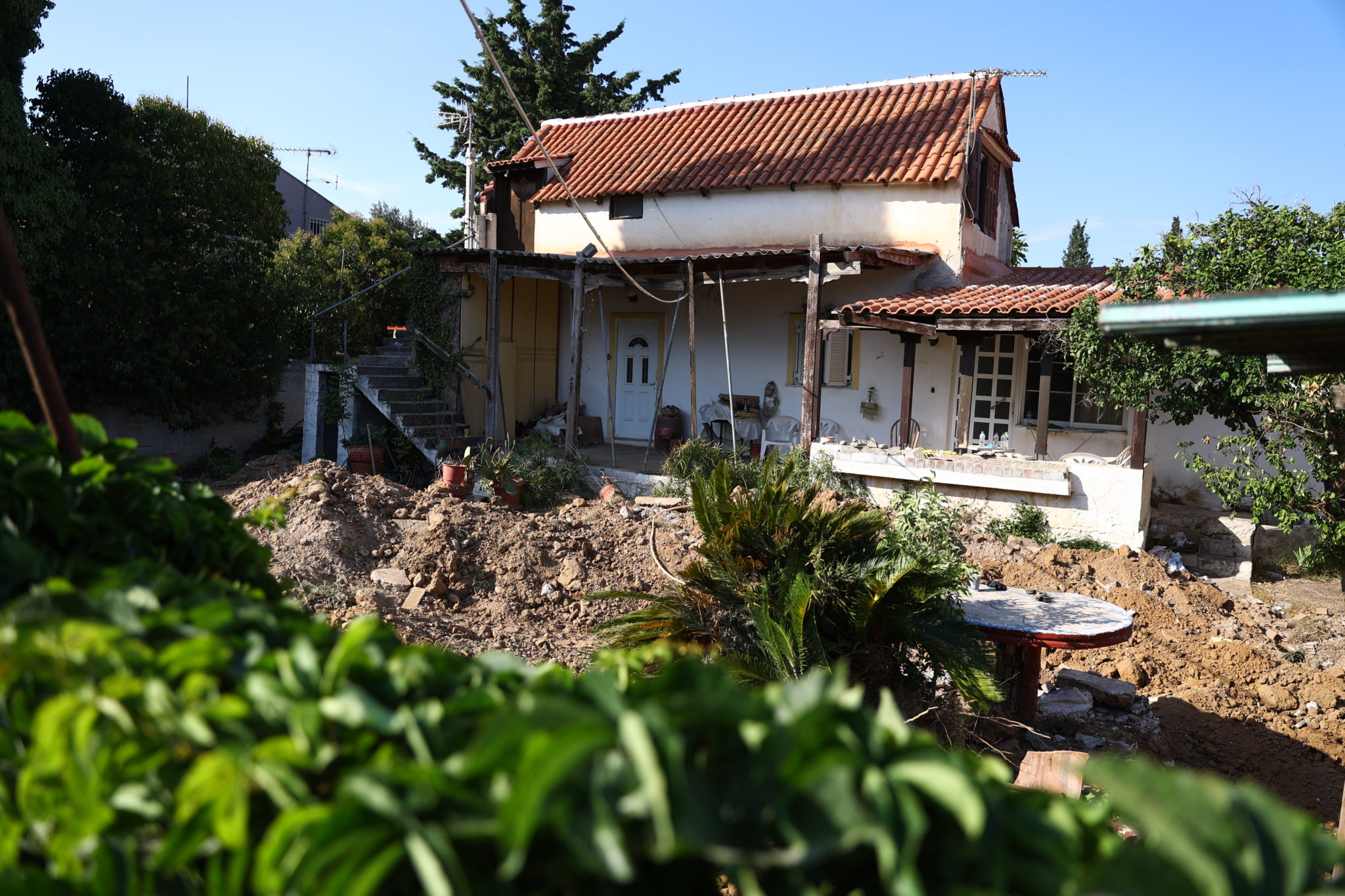 ΕΡΕΥΝΕΣ ΤΗΣ ΑΣΥΝΟΜΙΑΣ ΓΙΑ ΥΠΟΘΕΣΗ ΕΞΑΦΑΝΙΣΗΣ ΗΛΙΚΙΩΜΕΝΗΣ ΠΟΥ ΕΙΧΕ ΤΑΦΕΙ ΑΠΟ ΤΗΝ ΚΟΡΗ ΤΗΣ ΣΤΗΝ ΑΥΛΗ ΤΟΥ ΣΠΙΤΙΟΥ ΤΗΣ ΣΤΗΝ ΠΕΡΙΟΧΗ ΤΟΥ ΜΑΡΑΘΩΝΑ