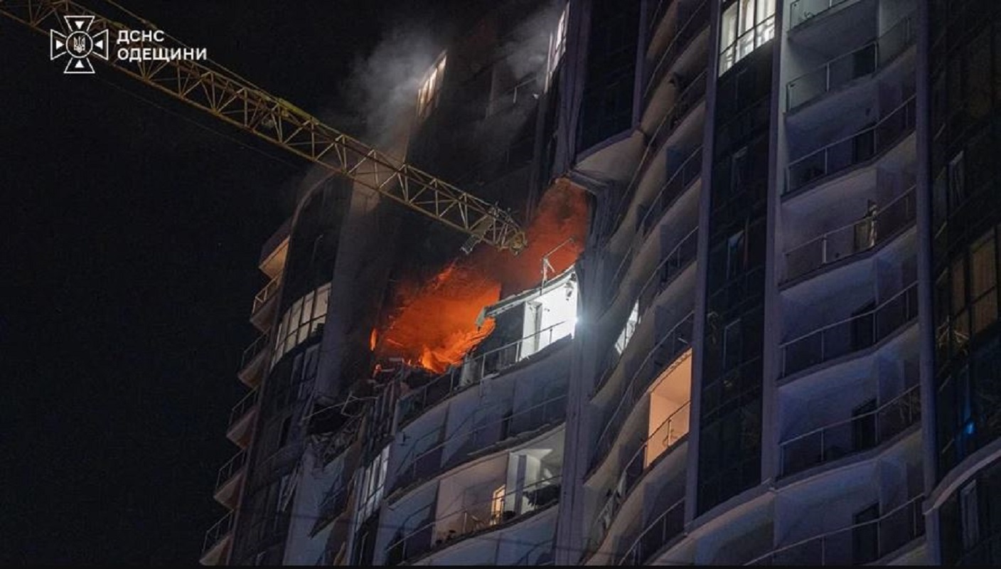 Πολυκατοικία στις φλόγες μετά το ρωσικό πλήγμα στην Οδησσό, στις 17 Σεπτεμβρίου 2026. Φωτογραφία: Κρατική Υπηρεσία Έκτακτης Ανάγκης της Ουκρανίας (DSNS).