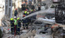 «Βομβαρδισμένο τοπίο» η Πλάκα μετά την έκρηξη: Πληροφορίες ότι ζευγάρι διέμενε στο οίκημα που κατέρρευσε - Ερευνάται εάν βρισκόταν μέσα στο σπίτι την ώρα της κατάρρευσης - 3 τραυματίες