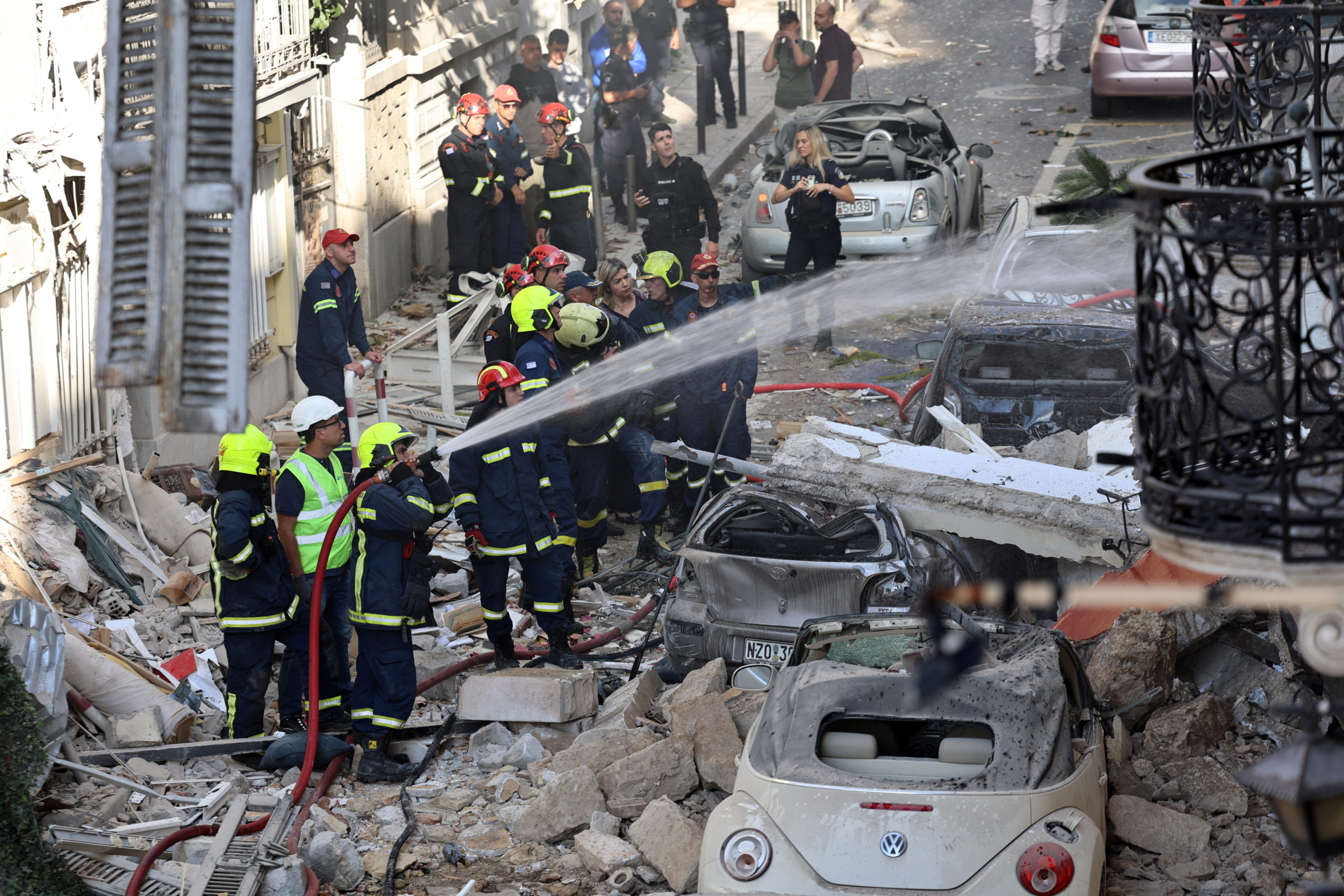 «Βομβαρδισμένο τοπίο» η Πλάκα μετά την έκρηξη: Πληροφορίες ότι ζευγάρι διέμενε στο οίκημα που κατέρρευσε – Ερευνάται εάν βρισκόταν μέσα στο σπίτι την ώρα της κατάρρευσης – 3 τραυματίες