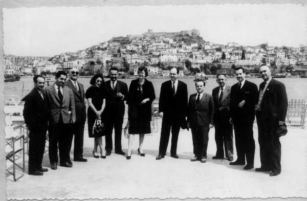 Ο Ανδρέας και η Μαργαρίτα Παπανδρέου κατά τη διάρκεια βόλτας με φίλους