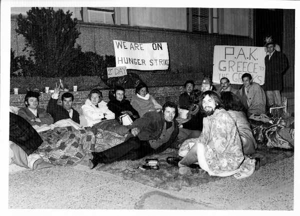 Η Μαργαρίτα Παπανδρέου και στελέχη του Π.Α.Κ. σε απεργία πείνας εξω από το Αμερικανικό προξενείο στον Καναδά, 1971