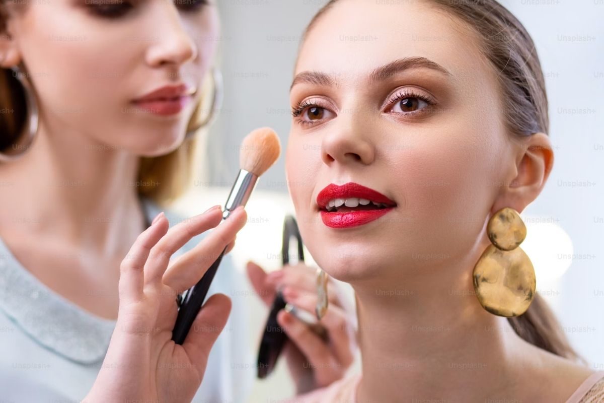 Μακιγιάζ και skincare από το σχολείο: Γιατί τα κορίτσια βάφονται όλο και σε μικρότερη ηλικία – Πότε το παιχνίδι με την εικόνα γίνεται λόγος ανησυχίας