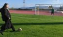 Άργος: Ιερέας έγινε για λίγο... ποδοσφαιριστής - Σκόραρε με πέναλτι μετά τον Αγιασμό της ομάδας του Παναργειακού - ΦΩΤΟ
