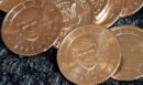 Τραμπ σε κέρματα του 1 δολαρίου: Ο πρώτος εν ενεργεία πρόεδρος σε αμερικανικό νόμισμα εδώ και έναν αιώνα - Εξαντλήθηκαν μέσα σε λίγες ώρες