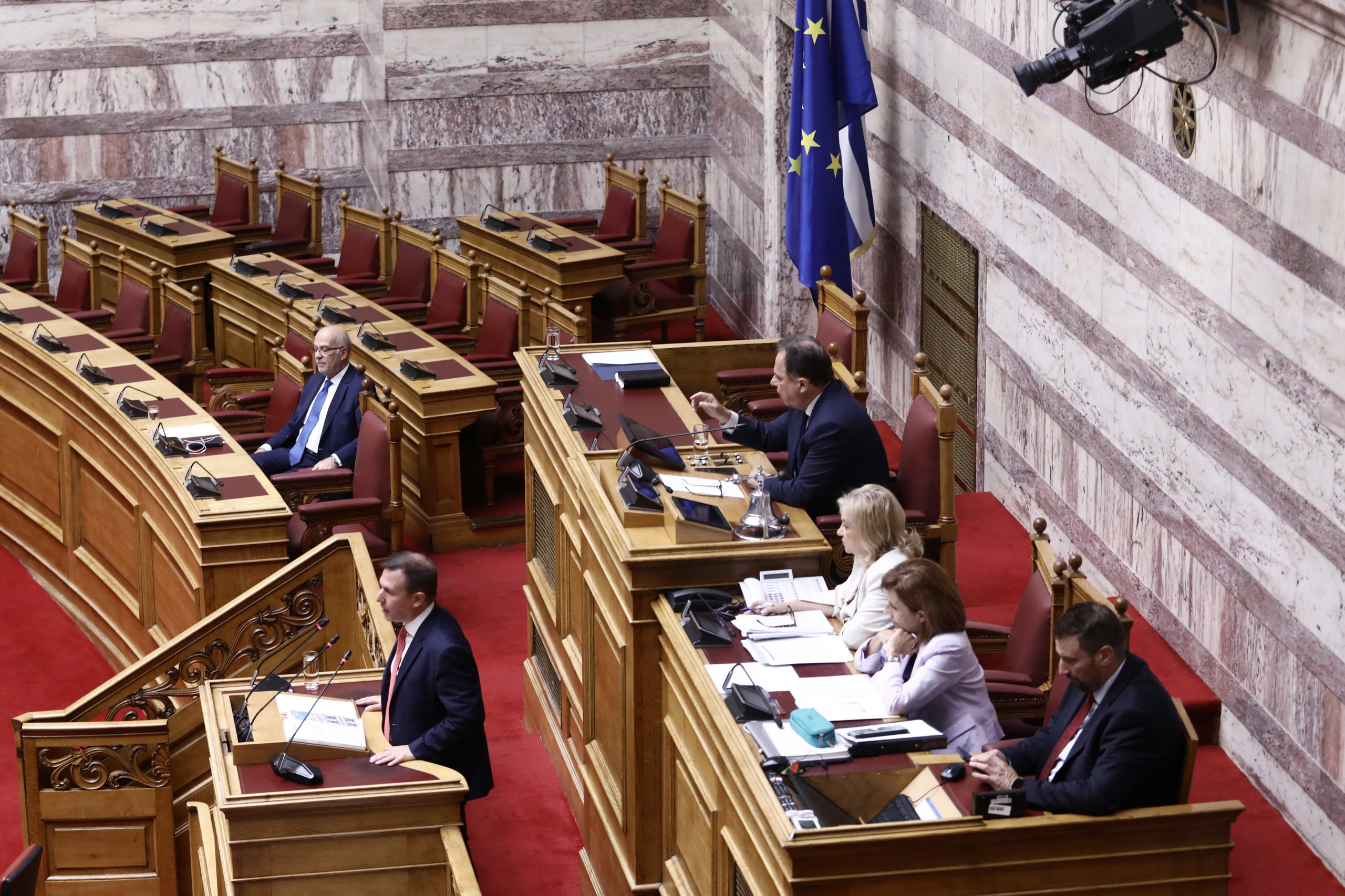 Βουλή: Ένταση για την παρουσία Φλωρίδη στα υπουργικά έδρανα – Δουδωνής: «Τι δουλειά έχετε εδώ;  Σηκωθείτε και φύγετε»
