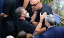 Κηδεία Μαζωνάκη: «Λύγισαν» οι συνάδελφοι του - Μια αγκαλιά οι καλλιτέχνες στην εκκλησία της Νίκαιας - ΦΩΤΟ