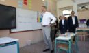 Στον Ασπρόπυργο ο Μητσοτάκης: Επισκέφθηκε το νέο γυμνάσιο της πόλης και αντάλλαξε πειράγματα με μαθητές
