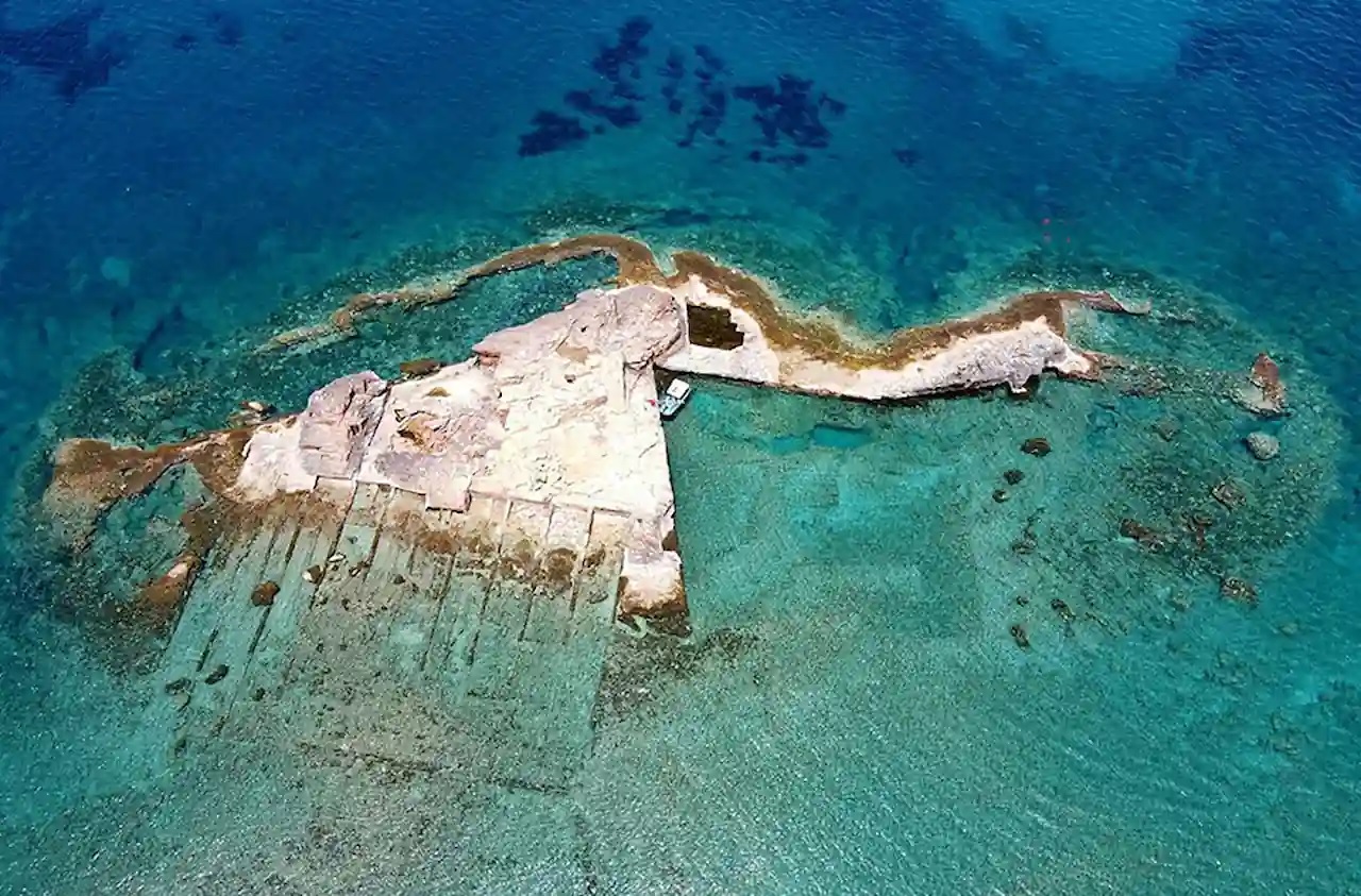 Το θαύμα της Απολλωνίας: Πώς οι Έλληνες κατασκεύασαν το πιο εξελιγμένο λιμάνι της αρχαίας Μεσογείου – Οι ράμπες για τις Τριήρεις και οι «παγίδες κυμάτων»