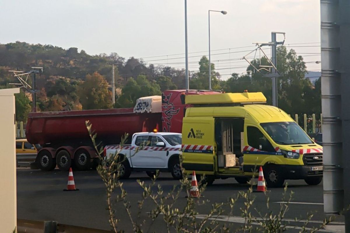 Τροχαίο στην Αττική Οδό προς Αεροδρόμιο: Σύγκρουση δύο φορτηγών με αυτοκίνητο – Καθυστερήσεις στο σημείο