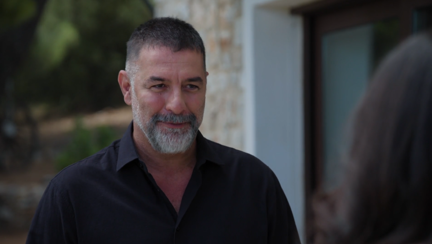 Δυο μαύρα πουκάμισα- επόμενα επεισόδια: Ο έρωτας ανάμεσα στον Μανούσο και τη Μαρκέλλα δεν κρύβεται