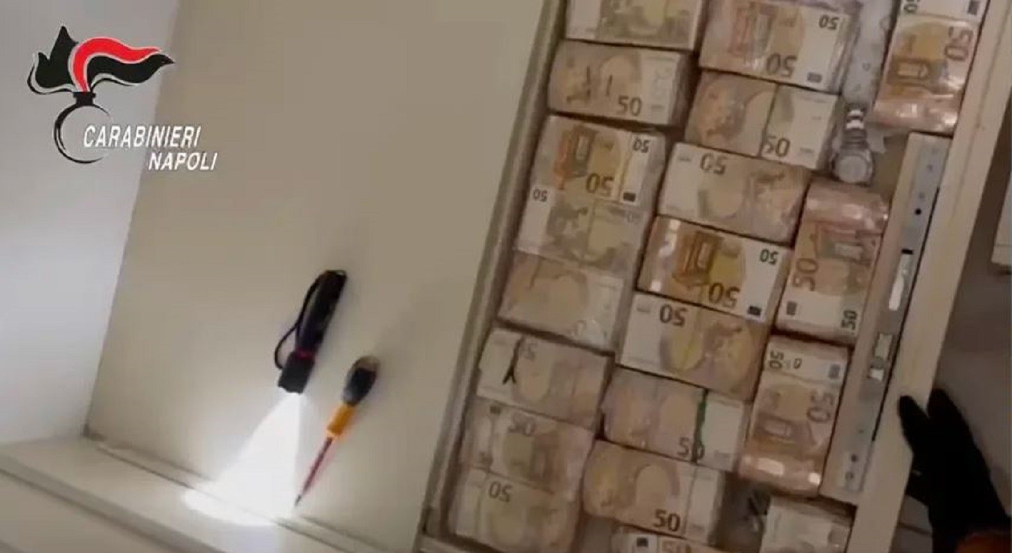 Πολυτελή ρολόγια που βρέθηκαν μαζί με τα εκατομμύρια ευρώ σε μετρητά κατά την αστυνομική έρευνα στη Νάπολη. Πηγή: Napoli Police