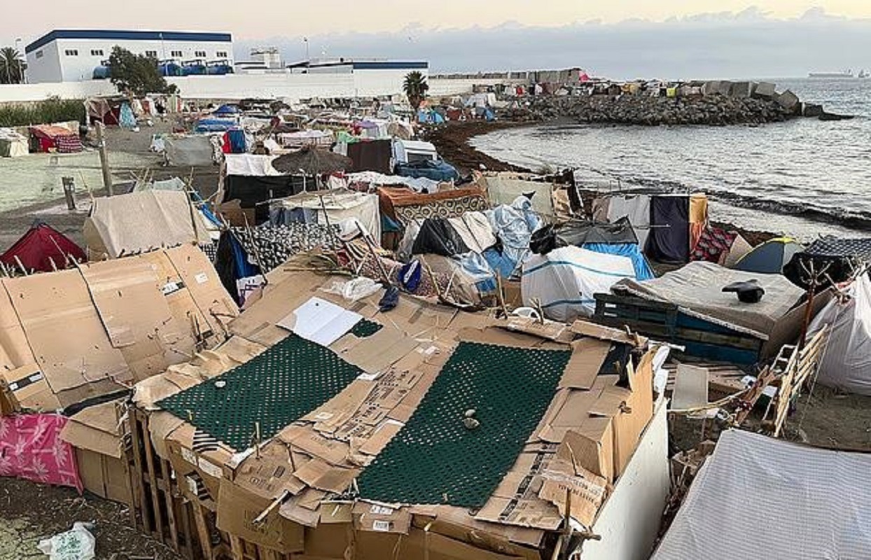 Ένας από τους αυτοσχέδιους καταυλισμούς μεταναστών στην παραλία Μπενίτεθ, στη Θέουτα. Φωτογραφία: EPA